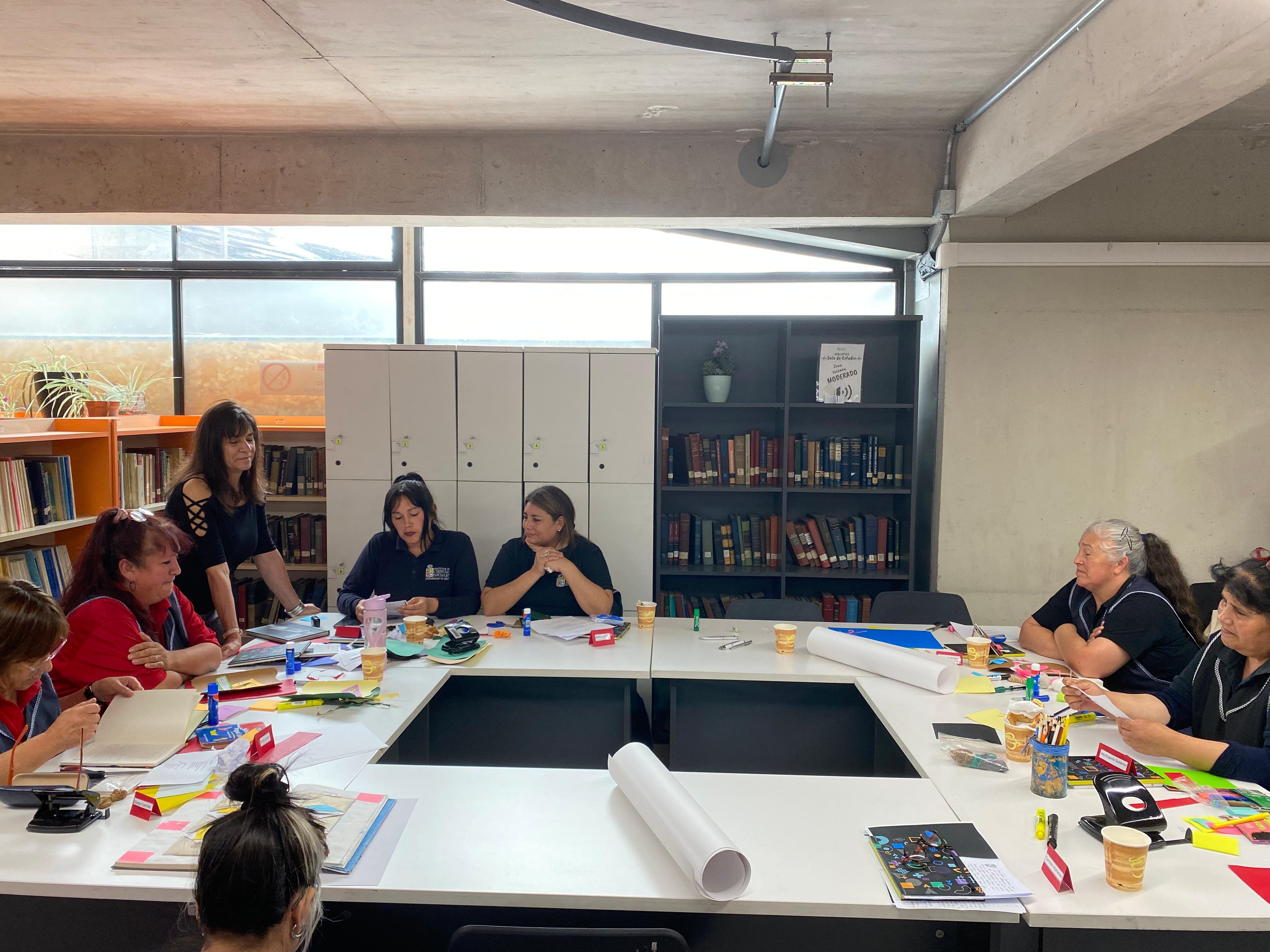 Auxiliares participan en taller de escritura guiado por la profesora francesa Martine Laborde.