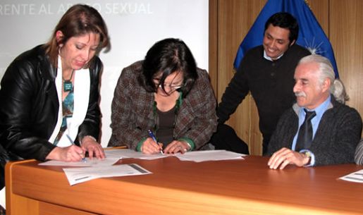 En el Seminario, Ingrid González, de la Fundación Marista de Solidaridad; Francis Valverde, de ACHNU y Dimas Santibáñez de la U. de Chile,  firmaron un acuerdo para crear un Observatorio de la Niñez.