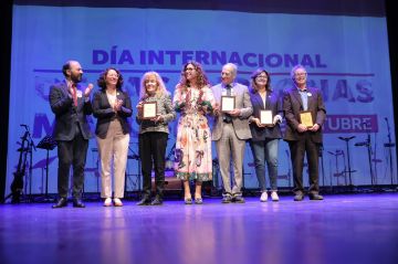 Facultad de Ciencias Sociales es reconocida por SENAMA por su aporte al estudio de personas mayores.