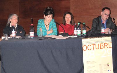 Los expositores Kena Lorenzini, Ximena Zavala y Roberto Aceituno en la mesa sobre transformaciones socio-culturales, clínica y sexualidades, moderada por la psicoanalista francesa Genevieve Morel.