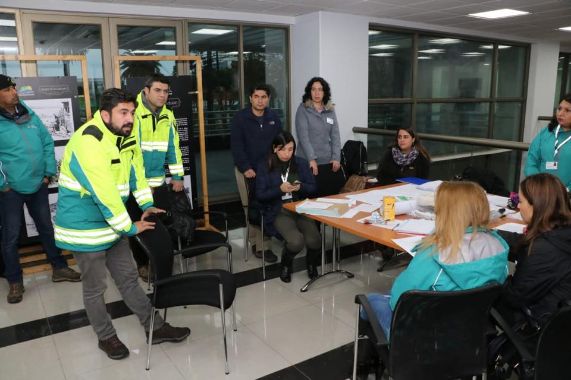 Prof. Jenny Moreno registrando a voluntarios en Municipalidad de Talcahuano