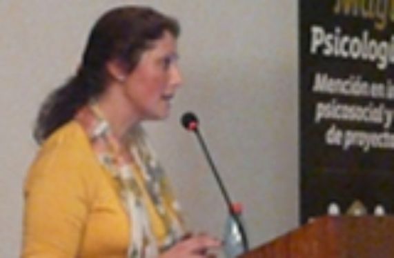 La académica Andrea Peroni durante la ponencia.