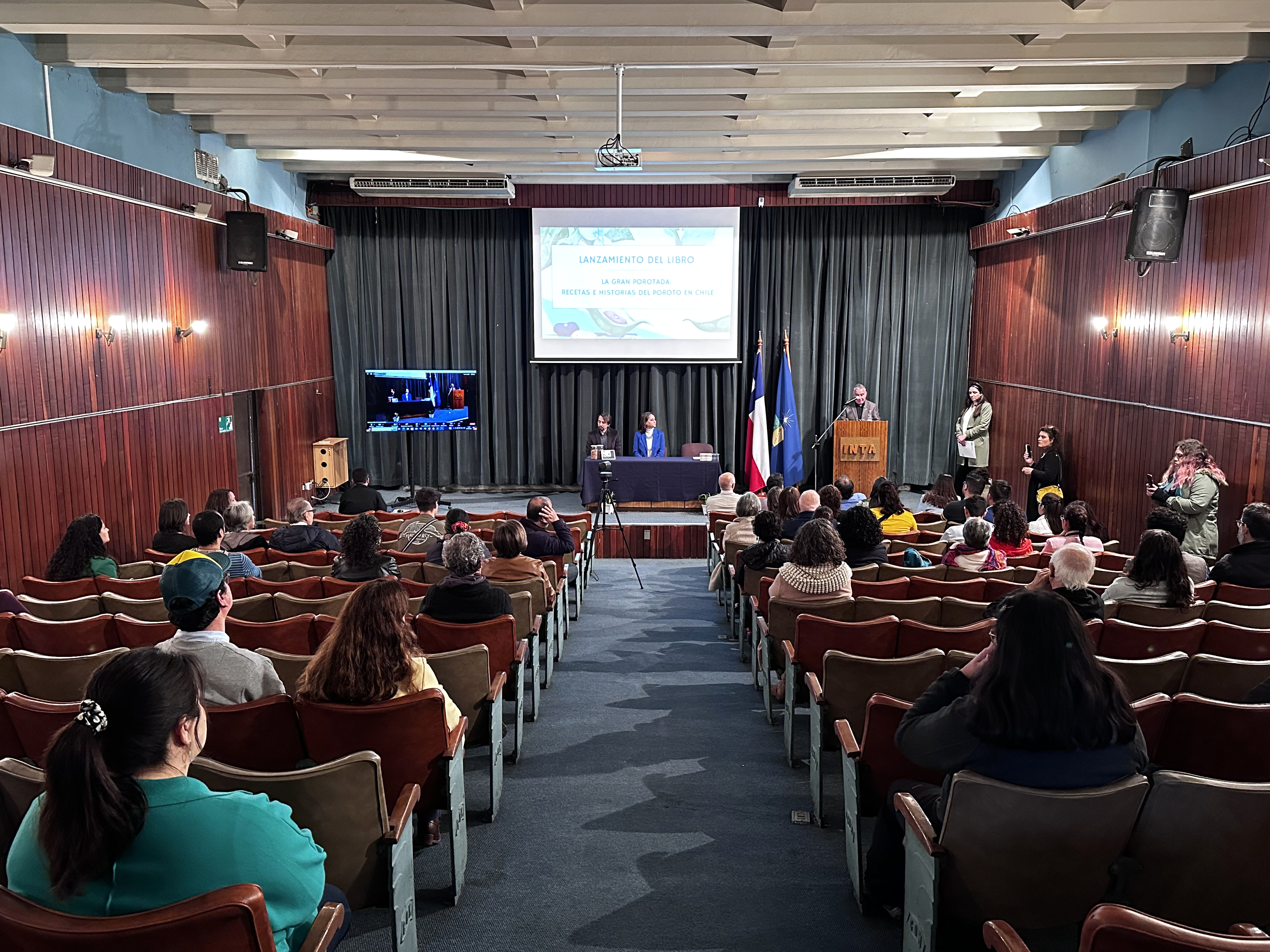La ceremonia se llevó a cabo en el auditorio Julieta Kirkwood de la FACSO, con presencia de autoridades universitarias y miembros de la comunidad.