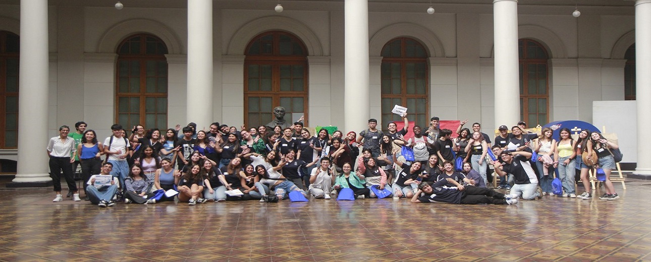 Mechonas y mechones de colegios PACE participaron en jornada de bienvenida en Casa Central U. de Chile