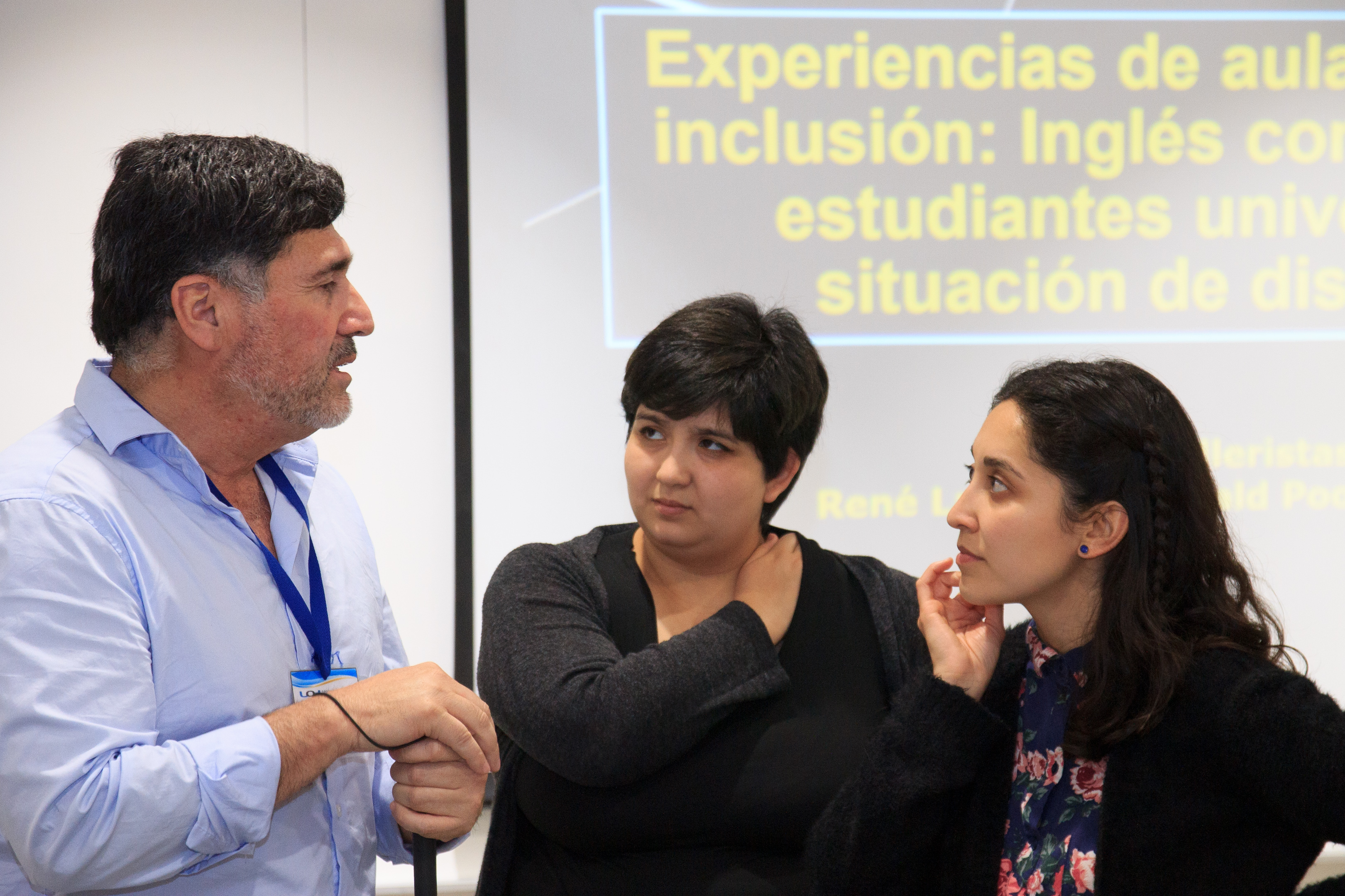 En la foto se aprecia el estudiante Ronald Pool conversando con Constanza Abarca y Rocío Quezada (ambas de la oficina de Equidad e Inclusión) al interior de la sala del taller.